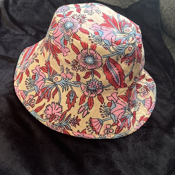 HAT ATTACK FLORAL BUCKET HAT NWT - Picture 1 of 3